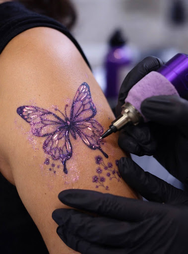 Un tatouage en forme de papillon, pailleté et coloré...
